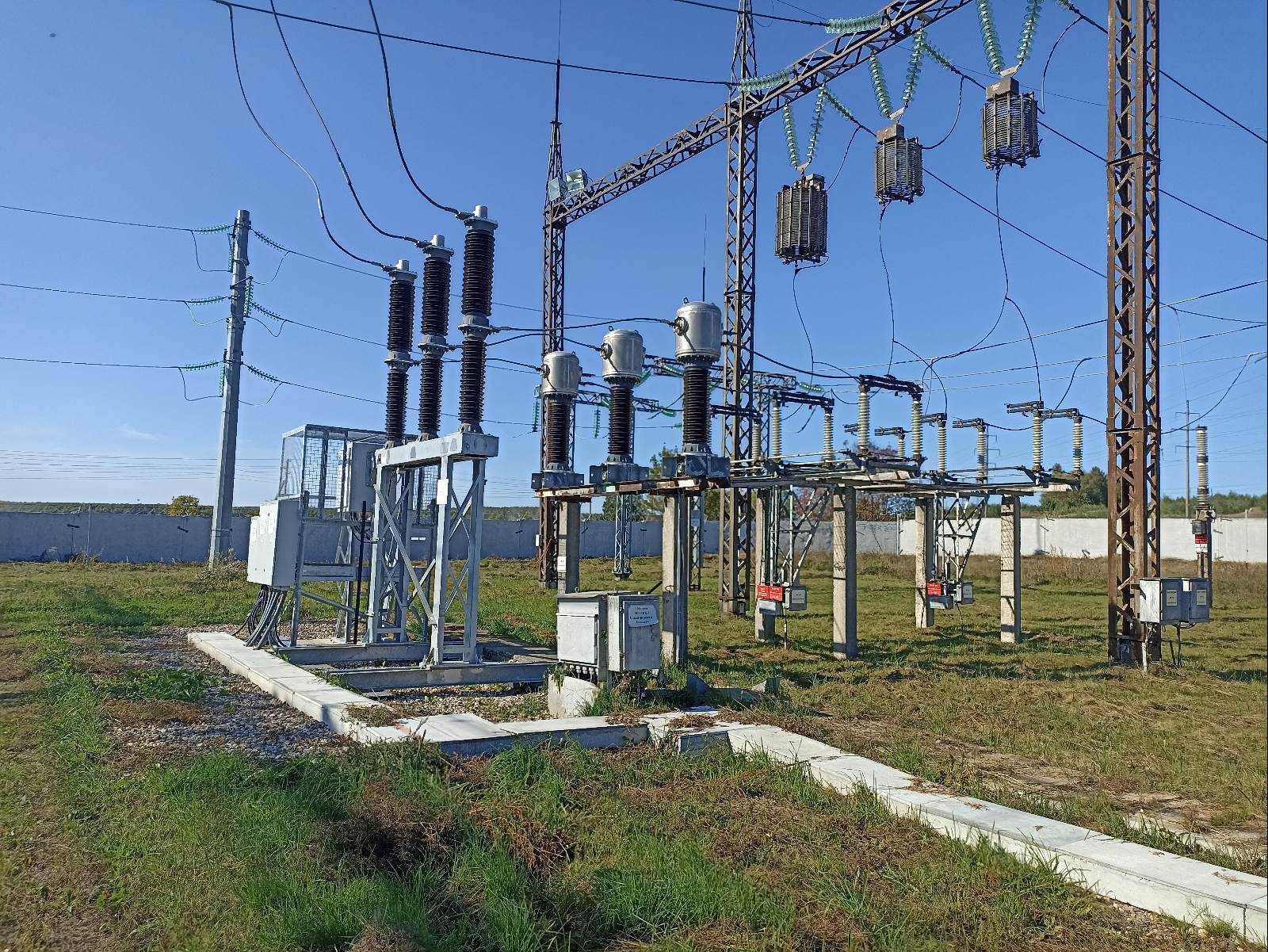 Высковольтный выключатель летом